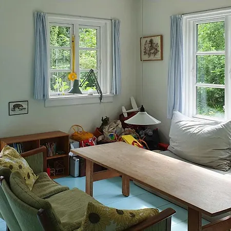 Colour Joy In Thatched House Of The North Coast Хуннестед